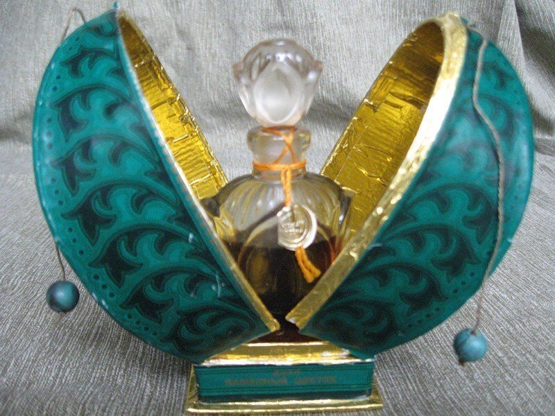 Духи «Каменный цветок» были созданы в 1955 году парфюмерами завода Новая Заря.  Аромат классифицируется как шипровый. Материал взят из свободного источника.