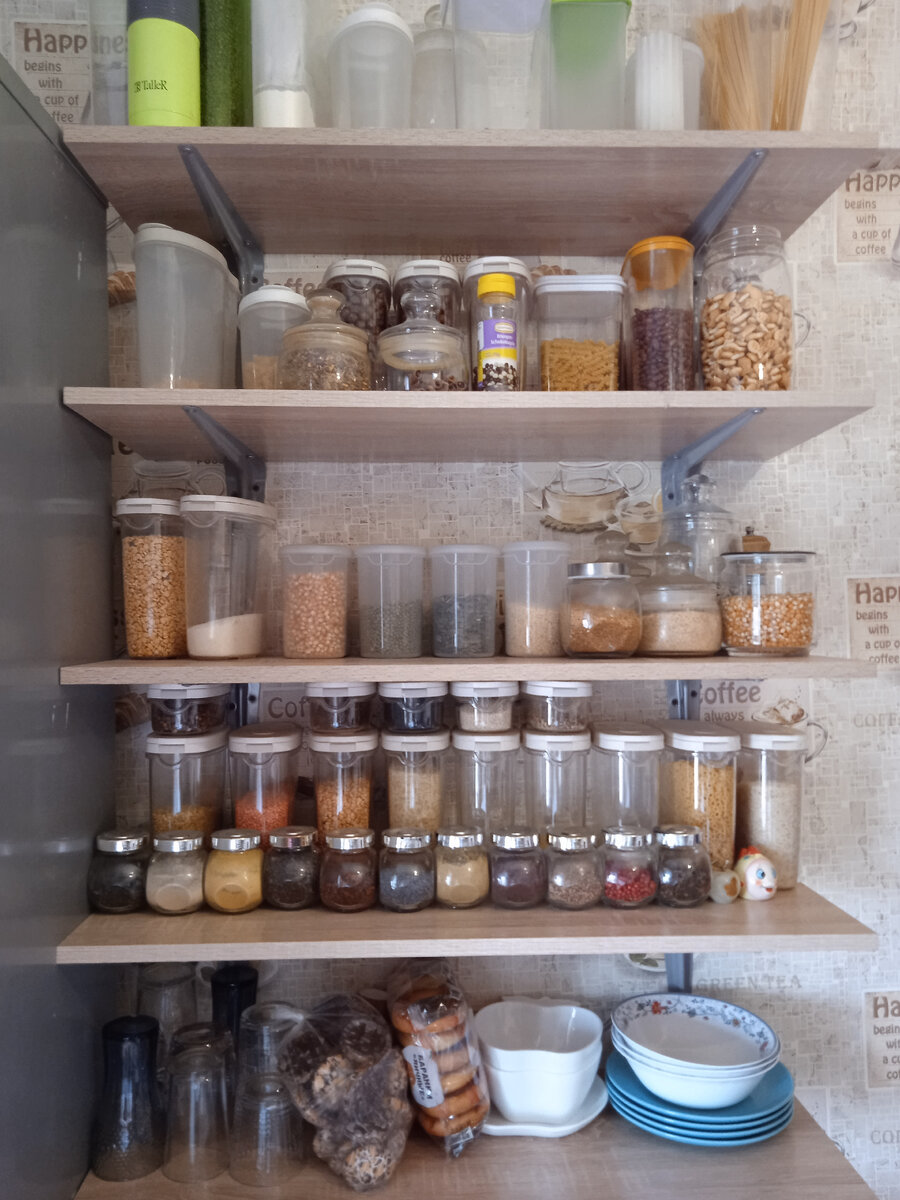 А это бакалея и специи, которые у меня в пользовании в данный момент. Фото делала уже после разбора сегодняшней закупки.