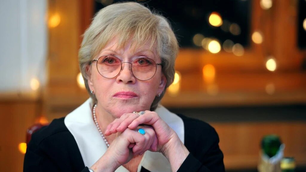 О путешествиях, Фрейндлих сказала, что обожает их, и старается каждый год куда ездить за границу. Фото: sovetinfo.ru 