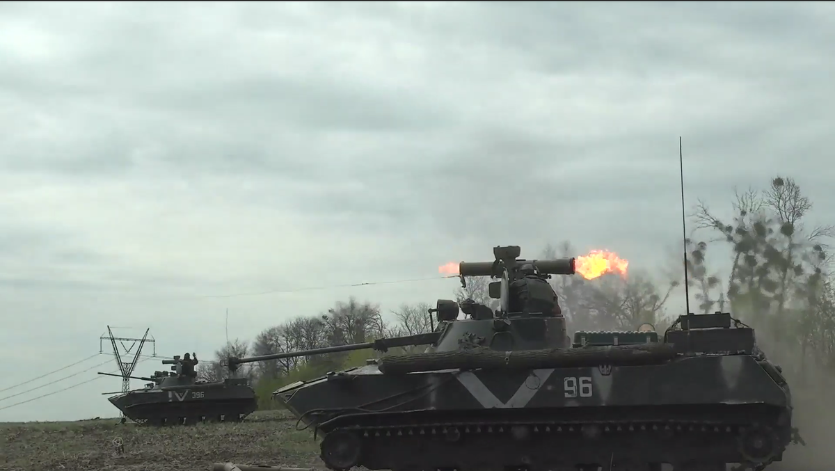 БМД-2 прыгает, плавает, быстро ездит и стреляет...  А  для экипажа???  Фото из сети.