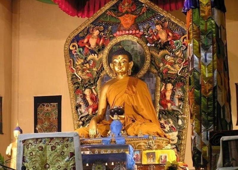 Внутри Дацана. Статуя Будды. Источник: mail.ru