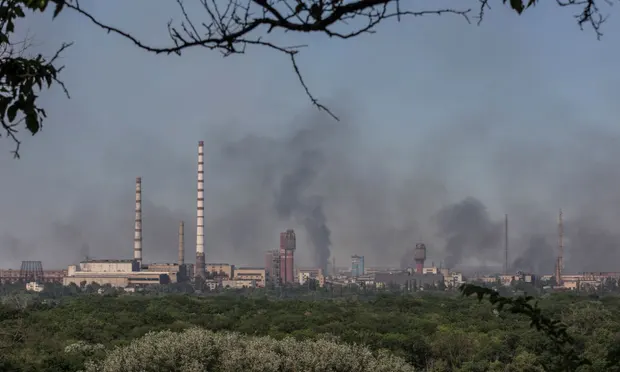  Химический завод "Азот" с дымом от него
Сотни мирных жителей, в том числе дети, укрываются на химзаводе "Азот" в Северодонецке. ООН заявила, что нехватка воды ‘вызывает огромную озабоченность’.Фото: Александр Ратушняк/Reuters