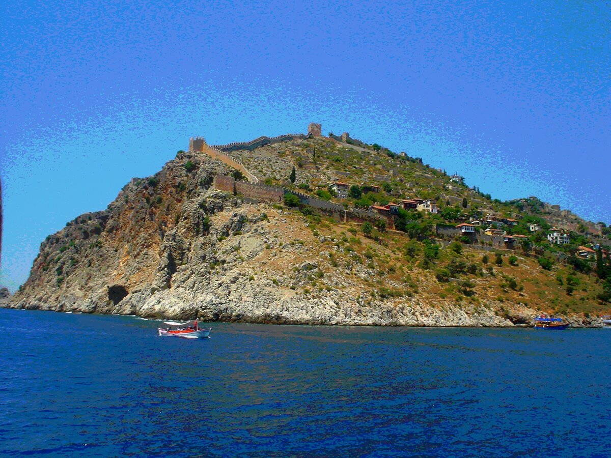 А вот и катерок, который плавает между островами.