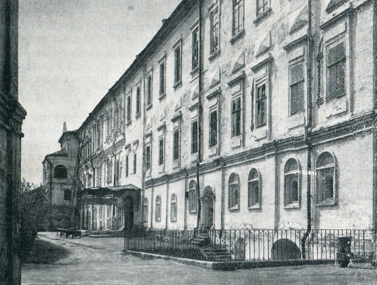 Архиерейские палаты в Рязанском кремле (Дворец Олега). В середине 1920-х гг. в этом здании располагалось Общество исследователей Рязанского края. Скан из книги Е.В.Михайловский, И.В.Ильенко "Художественные памятники XII-XIX веков", Москва, изд."Искусство", 1969.