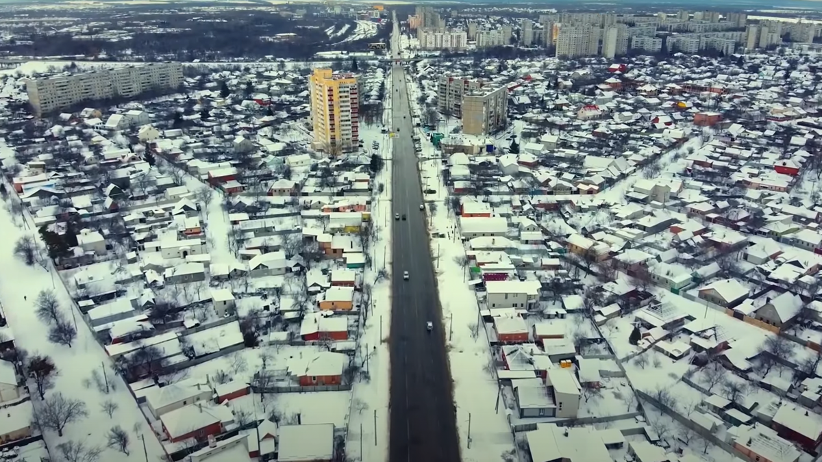 Типичная застройка - новый микрорайон Восточный был построен в 1980-х за окружной дорогой Харькова. Частный сектор остался не тронут.