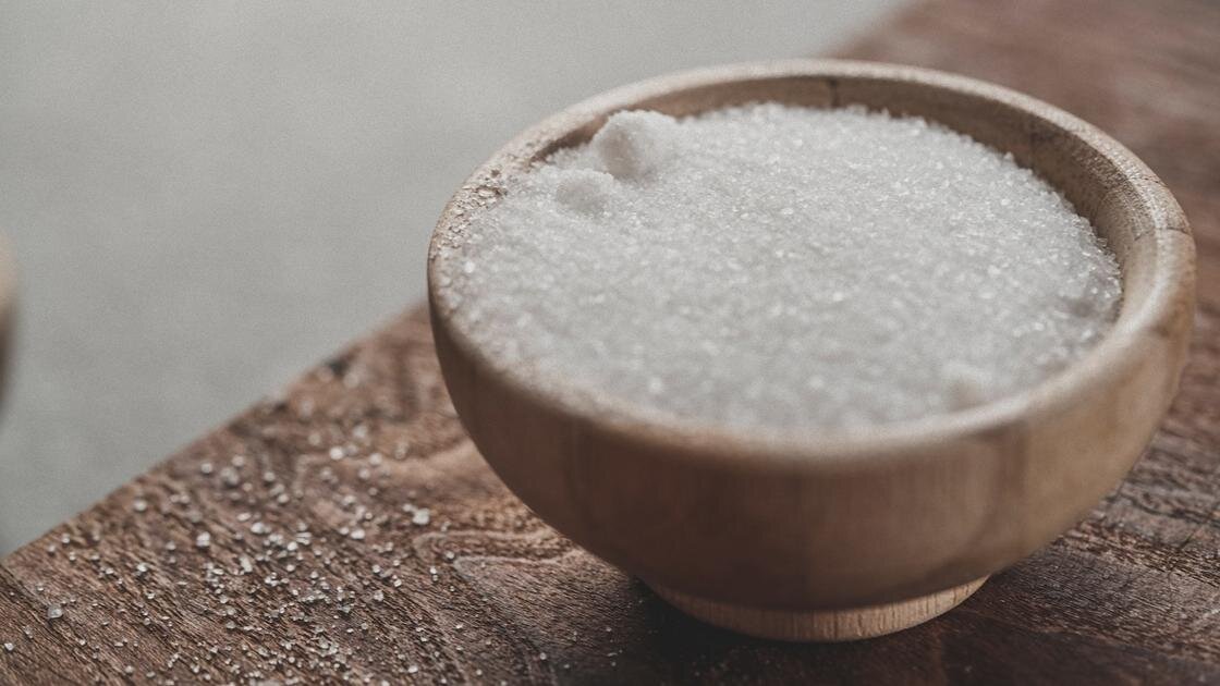    Кристаллический порошок в миске:Unsplash/Faran Raufi