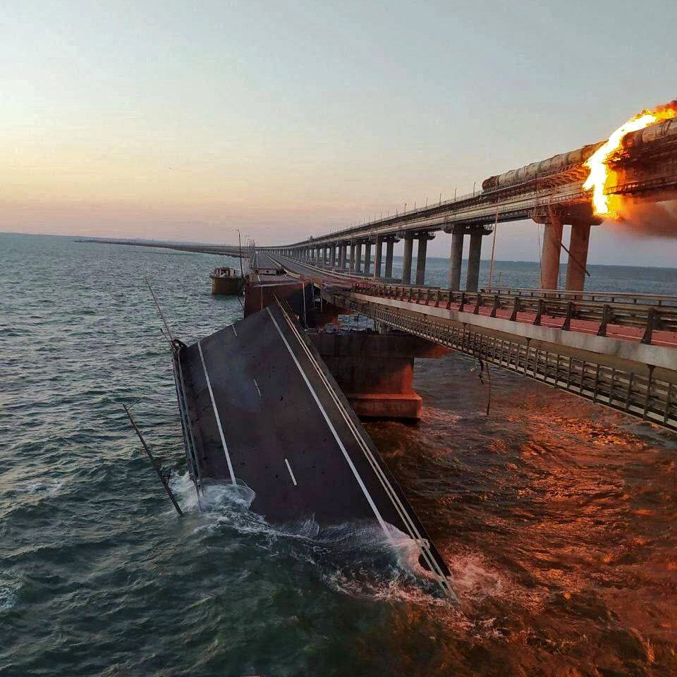     В результате подрыва грузовика частично обрушились два пролета одной из веток моста