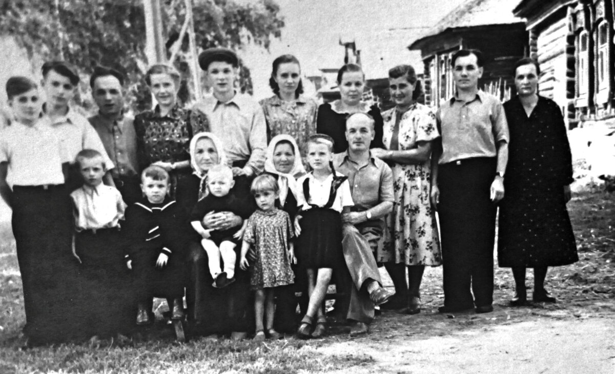В начале 1950-ых и так-то немаленькие деревенские семьи во время православных праздников прирастали многочисленной роднёй. Фото из личного архива автора.