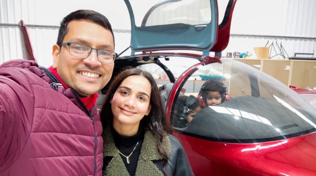    Жители Великобритании собрал самолет и путешествует со своей семьей