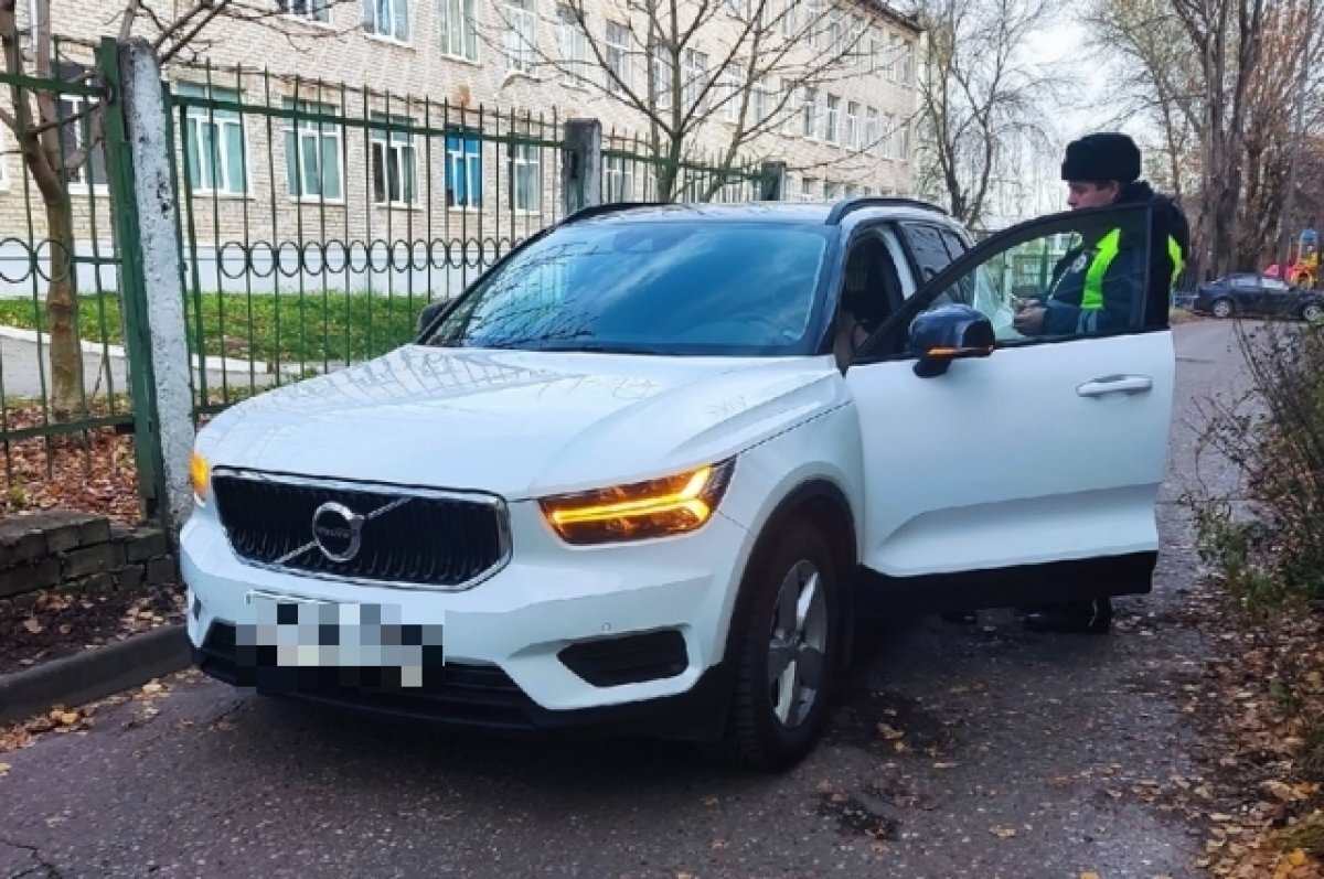    В Твери упрямая женщина спровоцировала небольшую пробку и устроила скандал