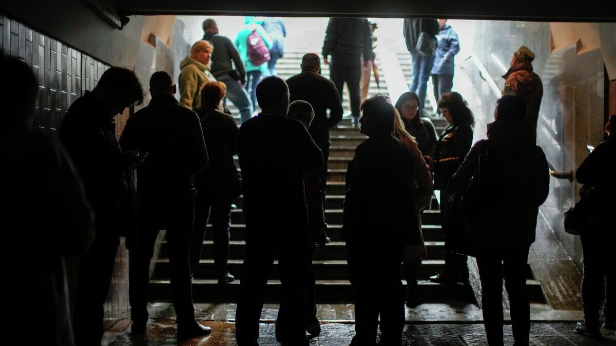    Люди толпятся на станции метро в Харькове© AP Photo / Francisco Seco