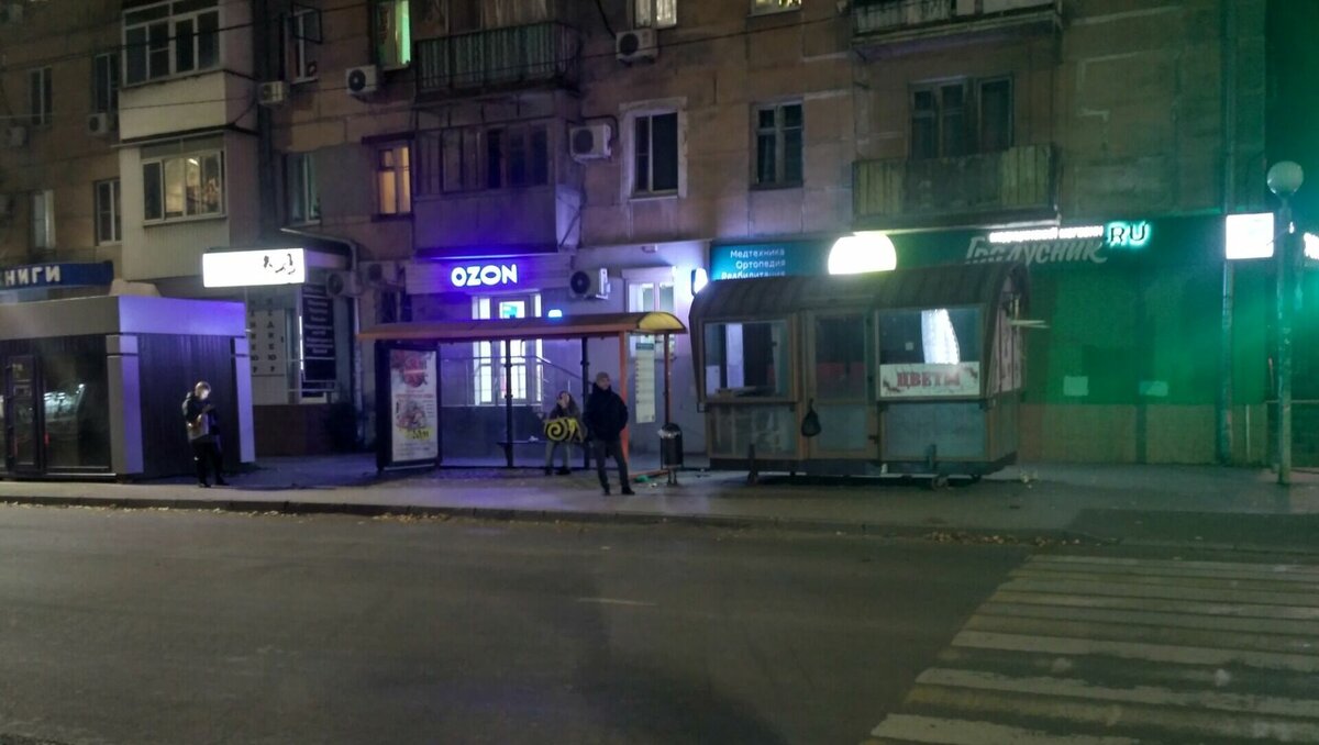     В Ростове жители потребовали убрать торговую точку с цветами, создающую помехи для обзора с остановки «Автомобильный переулок» на проспекте Ленина, жалоба появилась на портале городского благоустройства.