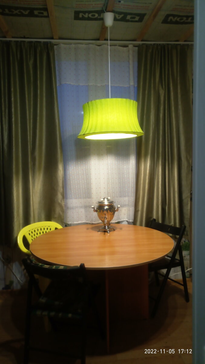 Любимый круглый стол. Уже даже куплена скатерть, но пока ещё не постелили...