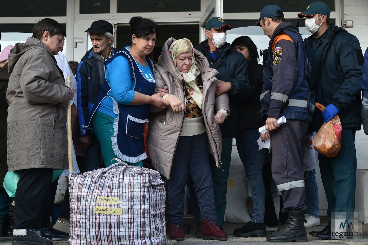    Подавляющее большинство эвакуированных — пожилые люди, не имеющие возможности передвигаться без посторонней помощи, а также лежачие пациенты Александр Полегенько © ИА REGNUM