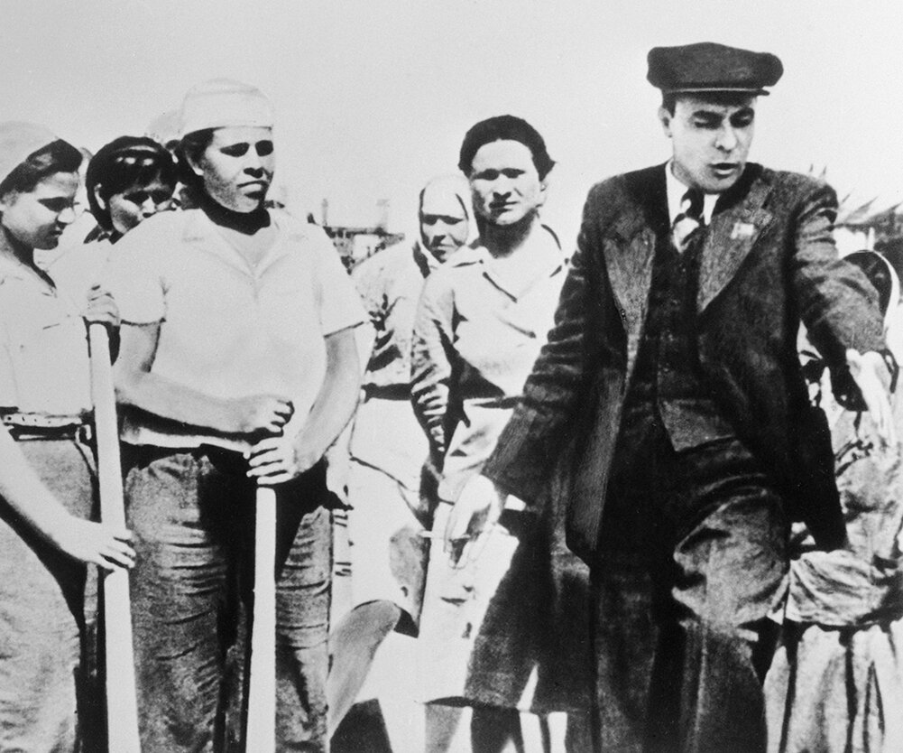 Первый секретарь ЦК компартии Молдавии Л. И. Брежнев во время общения с молдавскими колхозниками. Молдавская ССР, 1 апреля 1951 г. Фотохроника ТАСС