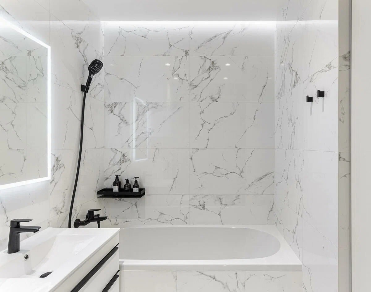 Зеркала, золотые детали и насыщенные цвета. Современный элегантный интерьер бывшей однушки 42 кв.м.