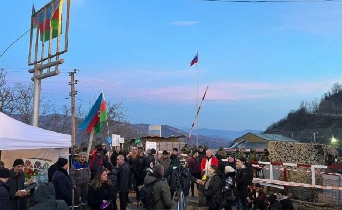 Уже больше недели длится блокада Арцаха. К сотням перекрывших Бердзорский (Лачинский) коридор азербайджанских псевдоэкологов и журналистов присоединяются азербайджанские спецназовцы и полицейские.