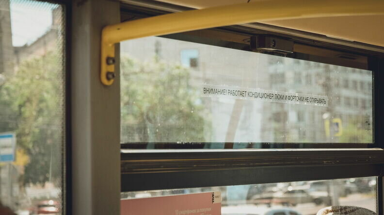     Водитель автобуса в Ростове-на-Дону просил пассажиров переступать спящего на полу в салоне мужчину, сообщается в соцсети «ВКонтакте».