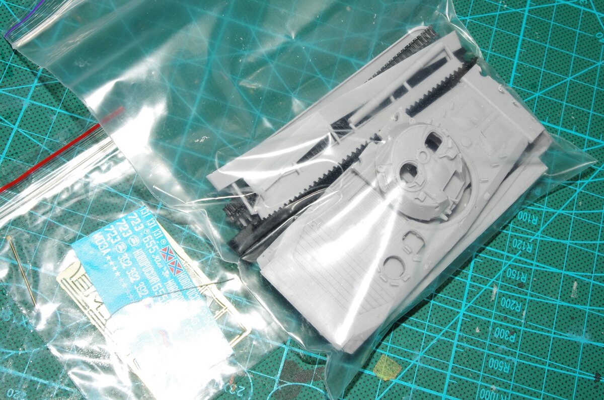 Как обычно смоляные детали в пакетах, для сбережения отломившихся от литников.