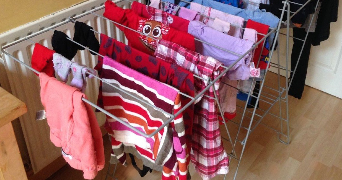 Сушить постиранные вещи на сушилке в комнате