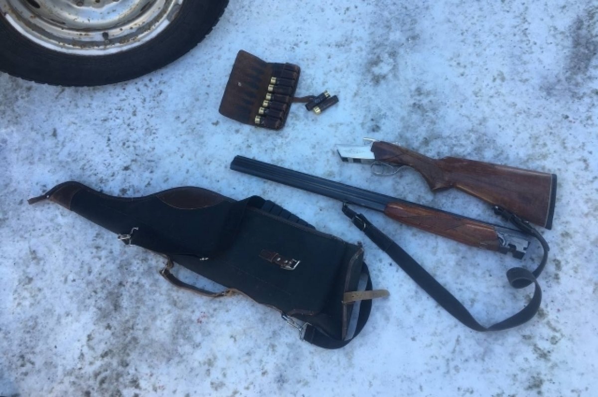    В Домбаровском мужчина случайно выстрелил в ногу охраннику местного предприятия.