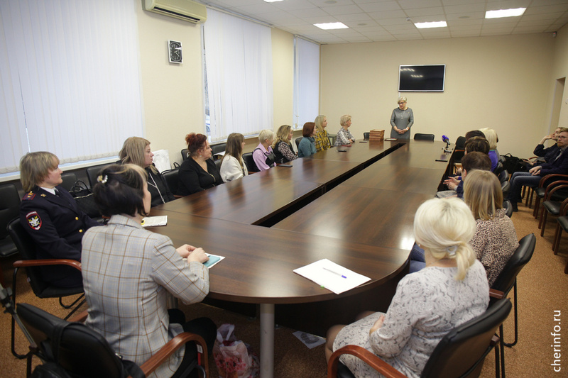    В комиссии работает 20 человек. Заседания проходят раз в неделю, на каждом рассматриваются дела трудных детей и подростков