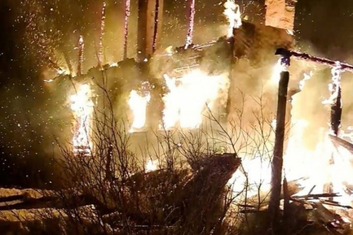    В Корзунове около четырёх часов тушили одноэтажное строение