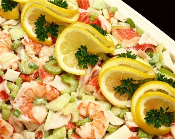    Крабовый салат с креветками и сельдереем