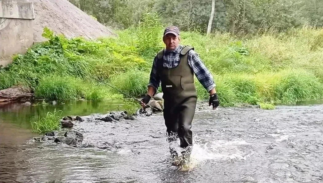 Человек в реке в вейдерсах