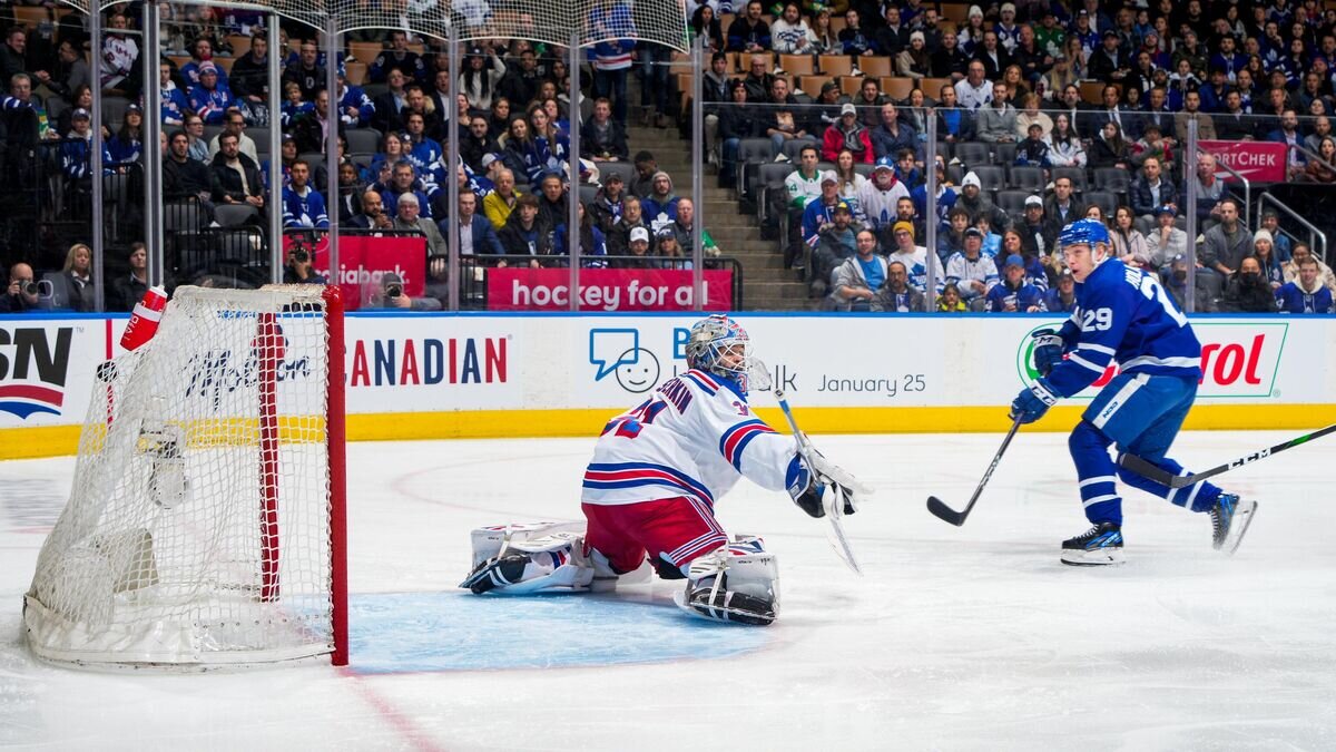    Эпизод матча "Торонто Мейпл Лифс" - "Нью-Йорк Рейнджерс"© Фото : twitter.com/mapleleafs