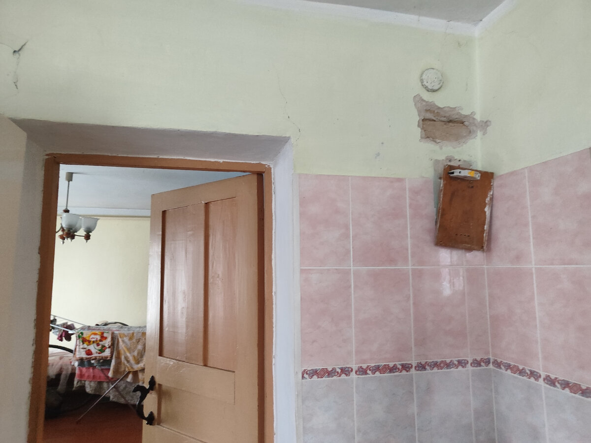 Сегодня все провода убрали и ничего не висит и выглядит так