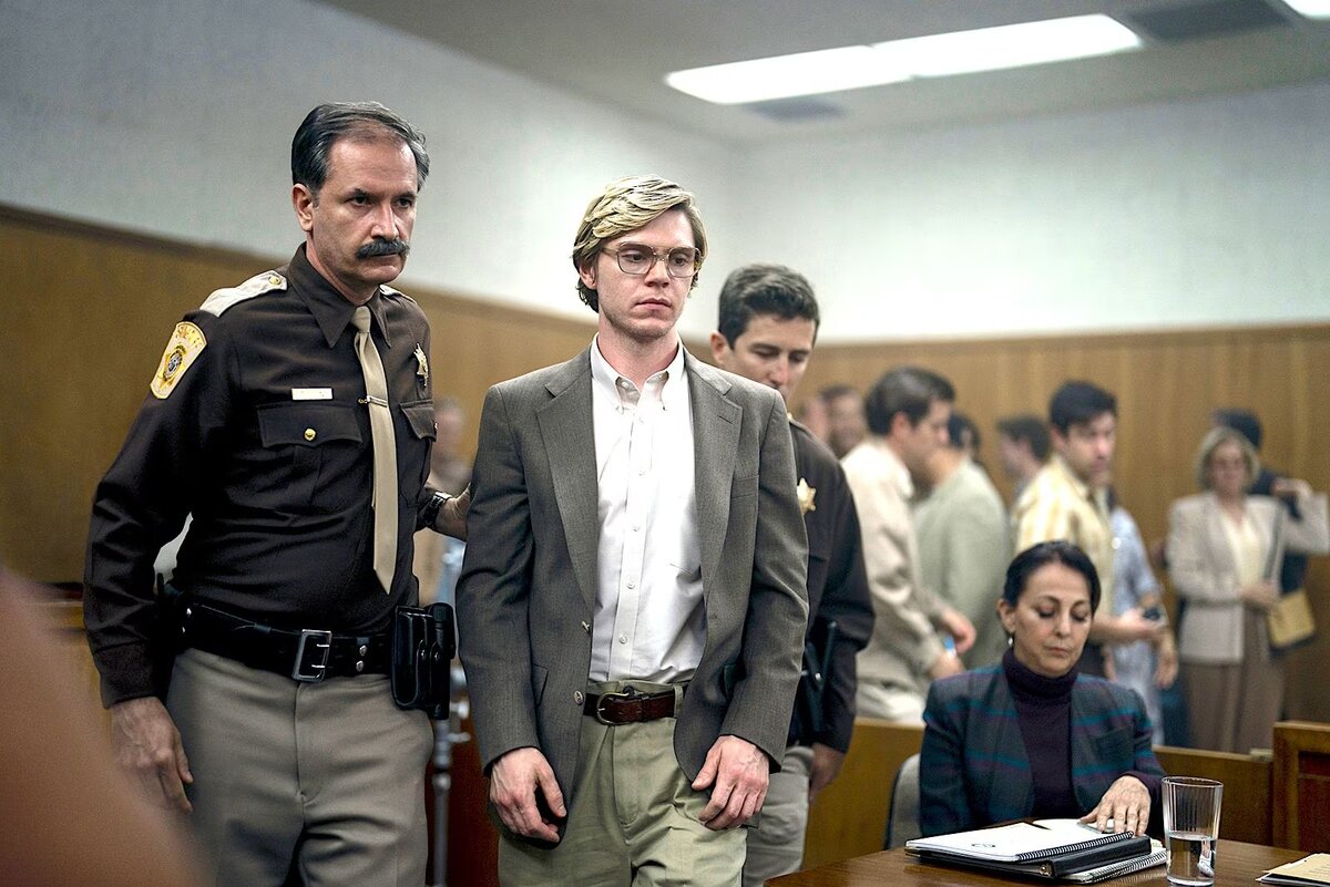 фото: https://www.dallasnews.com/arts-entertainment/tv/2022/10/07/jeffrey-dahmer-story-on-netflix-begs-the-question-do-we-need-10-episodes-of-television/