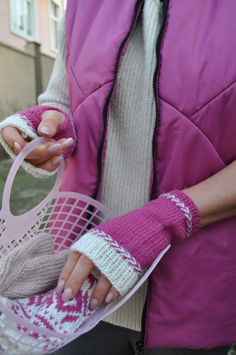 Митенки двухсторонние с латвийской косой и вертикальным отверстием под большой палец