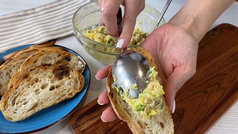 Не успеваю подавать на стол бутерброды с такой намазкой,уж очень они вкусные,а готовятся просто и быстро