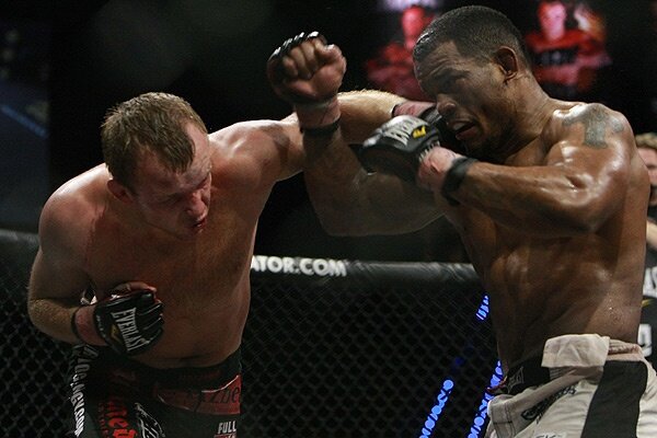 Первый титульный бой в Bellator был проигран Александром Шлеменко Гектору Ломбарду, который на тот момент выиграл 20 боев подряд