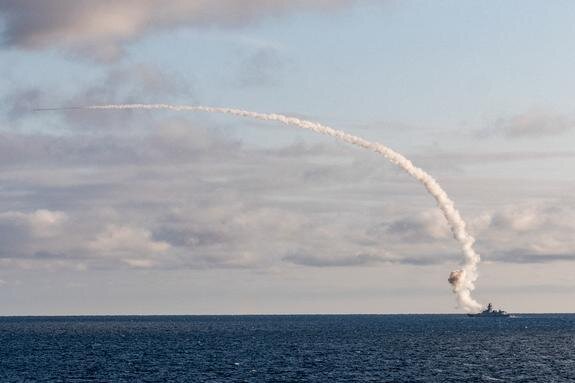    Запуск крылатой ракеты «Калибр», MOD Russia / globallookpress.com