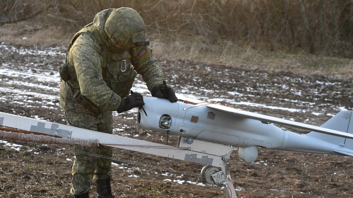    Военнослужащий ВС РФ подготавливает к работе беспилотный летательный аппарат "Орлан-10У" в южном секторе СВО© РИА Новости