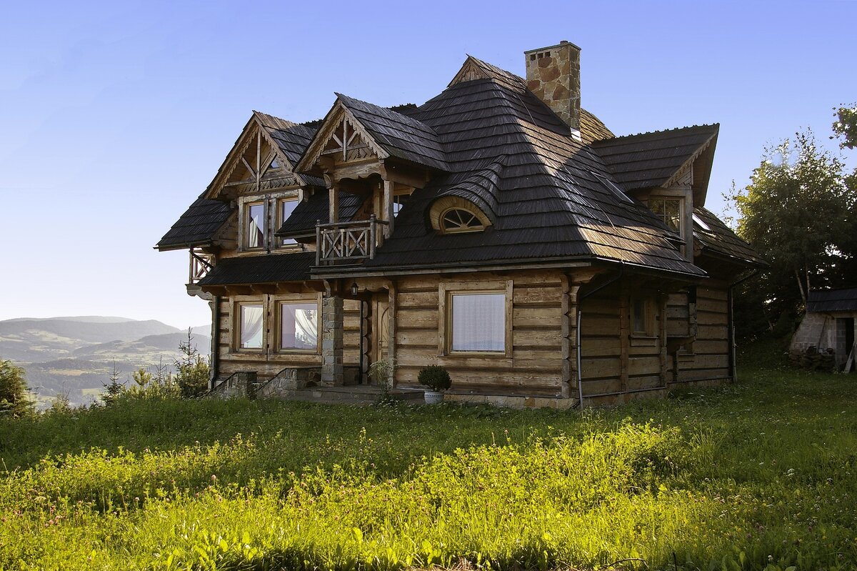 Почему дома. Норвегия этнодеревня. Деревенские дома. Старый деревянный дом. Всратый деревянный дом.