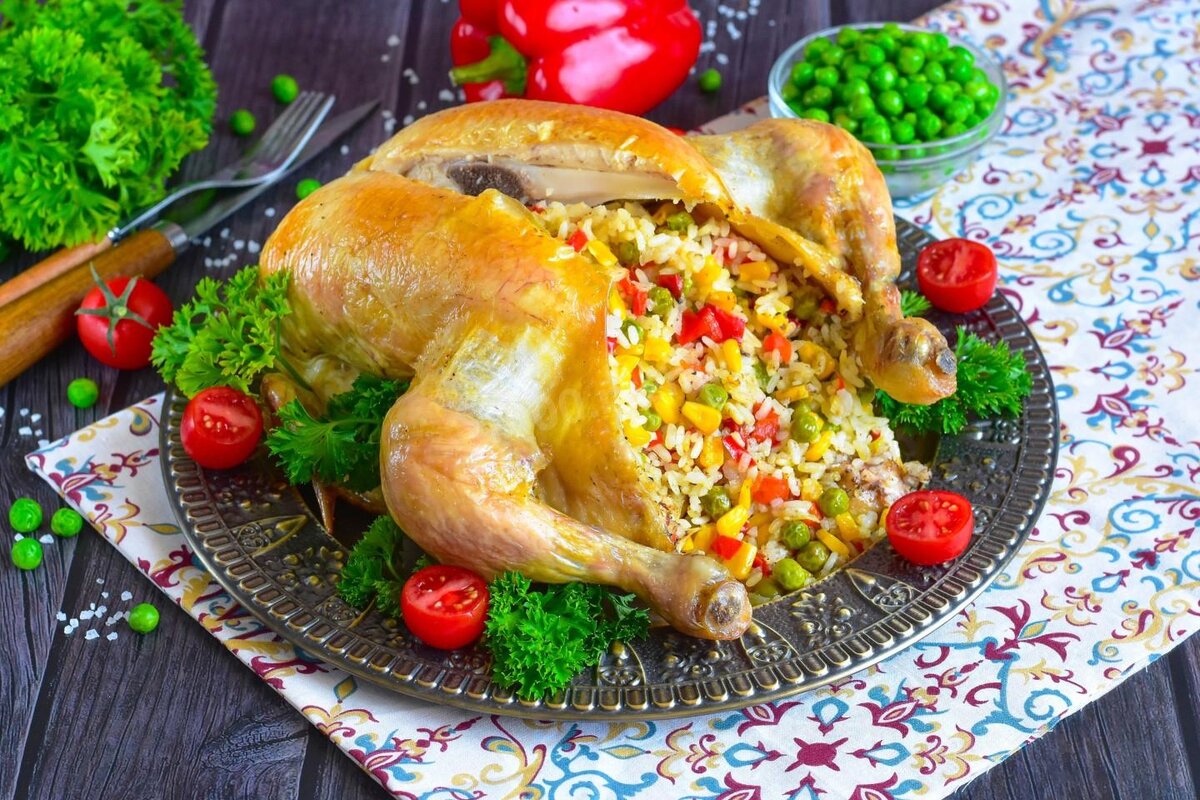 Курица с рисом и овощами в рукаве. Курица целиком с рисом в духовке. Курица с рисом в духовке в рукаве. Целая курица с рисом и овощами. Курица с овощами в рукаве.