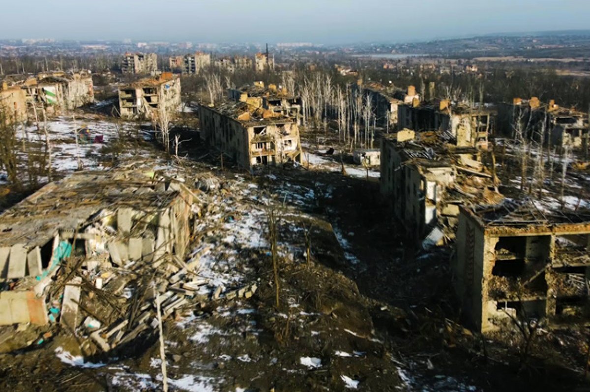    Жилые дома, разрушенные в результате обстрелов в Артемовске.