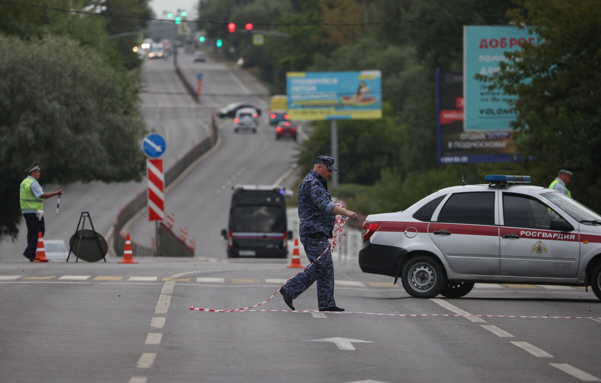   Сотрудники Росгвардии на месте гибели Дарьи Дугиной в районе поселка Большие Вяземы, 21 августа 2022 года  Сергей Бобылев/ТАСС