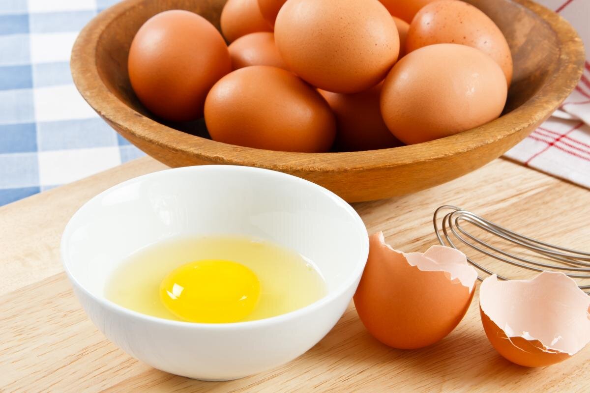 Можно ли хранить яйца в холодильнике - очень популярный вопрос. Как их хранить и чем обусловлены эти правила - расскажем ниже. Почти в каждой семье куриные яйца принято хранить в холодильниках.