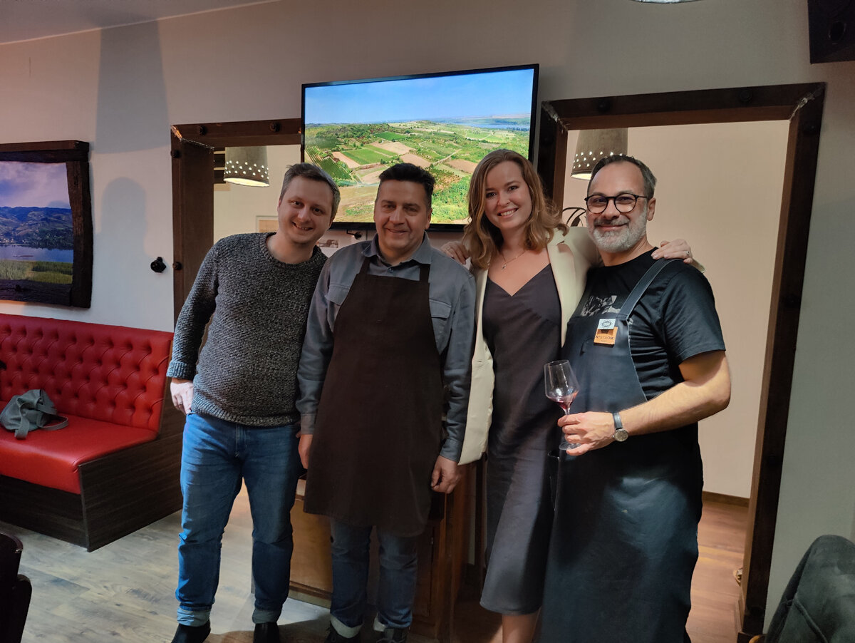 Оскар Маурер - второй слева, справа - его повар и коллега Драган.