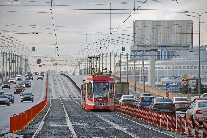 Выделенная линия на мосту Александра Невского. Фото из сети интернет.