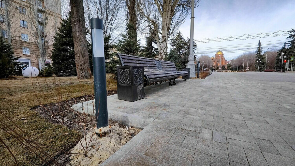     В среду 15 марта, жители Волгограда возмутились недочетами многомиллионного благоустройства Аллеи Героев. Сегодня мэрия объявила о сносе бывшего магазина «МАН» рядом с новым храмом. А экологических правонарушителей предупредили о видеоконтроле за сбросом отходов.
