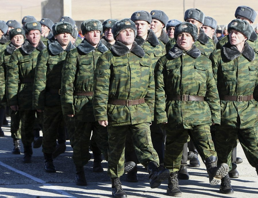 Форма с которой РФ вступила в 21 век - это старая советская форма, с таким же советским камуфляжем Дубок. 