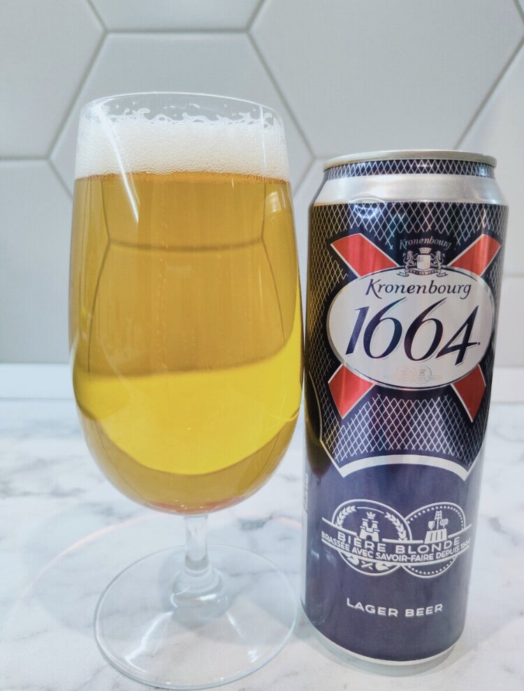 Пенная шапка вроде поднималась, но не держится, белого цвета, рыхлая, остатки липкие. Карбонизация даже пониже среднего будет.
Цвет золотистый, прозрачное пиво.
В аромате хмель травянистый, солод, что-то фруктовое будто присутствует, сладость.
Во вкусе фруктовая сладость мелькает, леденцовая, солод, хмель травянистый, вполне мягкий, слегка терпкий и горчинка есть. Пьется отлично, плотности достаточно, алкоголь скрыт. Со временем слаще становится и медок появляется.
Послевкусие остаётся сладостью, терпкость и горчинка лёгкая хмельная присутствует, солод, уходит в медок, держится средне.

Итог: Не сразу дошло в чем подвох, ибо вкус показался странным и совсем не привычным для 1664, с бутылочным нет ничего общего, а потом надпись увидел - Blond 😁. Это и не типичный лагер и совсем не блонд, при том оба стиля красуются на одной банке, это блонд лагер что ли? Новое какое-то направление прям 😂... В целом пить можно, вроде и лагер и с привкусом блонда, не крепко, питко, но слегка сладковато. Не знаю как его оценивать правильно, поэтому без привязки к стилистике и ТД, просто желание повторить и ценник учту.

Оценка: 7/10

Другое пиво из этой линейки: