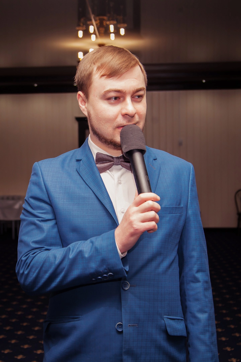 Серьезный ведущий Дмитрий Смирнов 