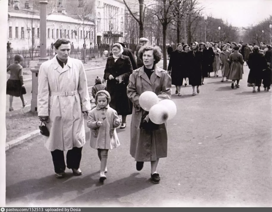 Семья москвичей на Суворовском (Ниткитском) бульваре 1950
– 1960 г. Автор А. В. Ермолаев.