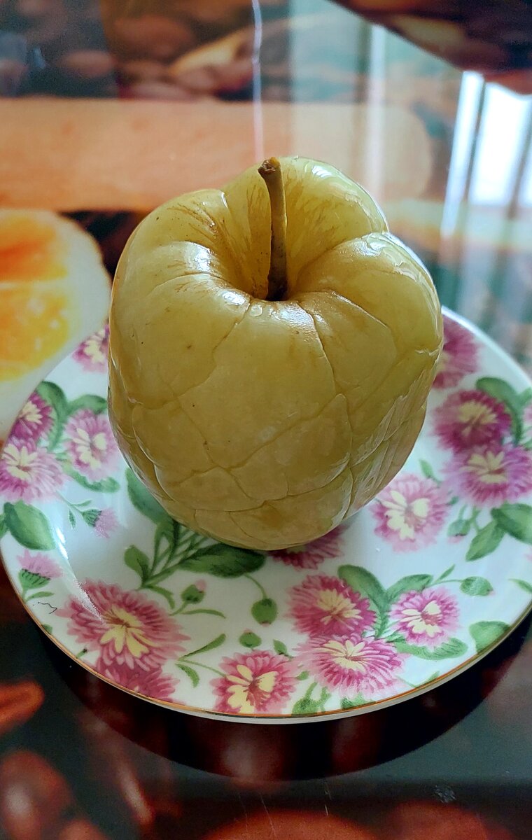 Вчера в магазине как увидела яблоки мочёные, так захотелось их. Ярик такое не любит, дети тем более, купила для себя два и наслаждалась😄